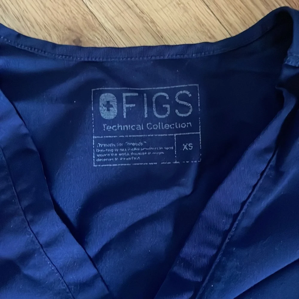 Dark blue FIGS scrub top- Women’s XS - Picture 2 of 3